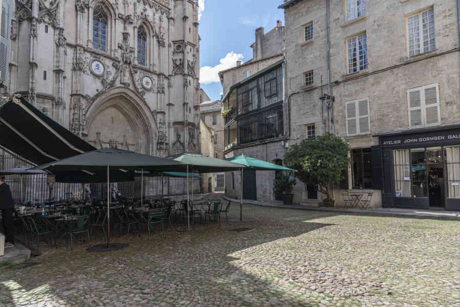 Francia - Avignon 079 - plaza Saint-Pierre.jpg